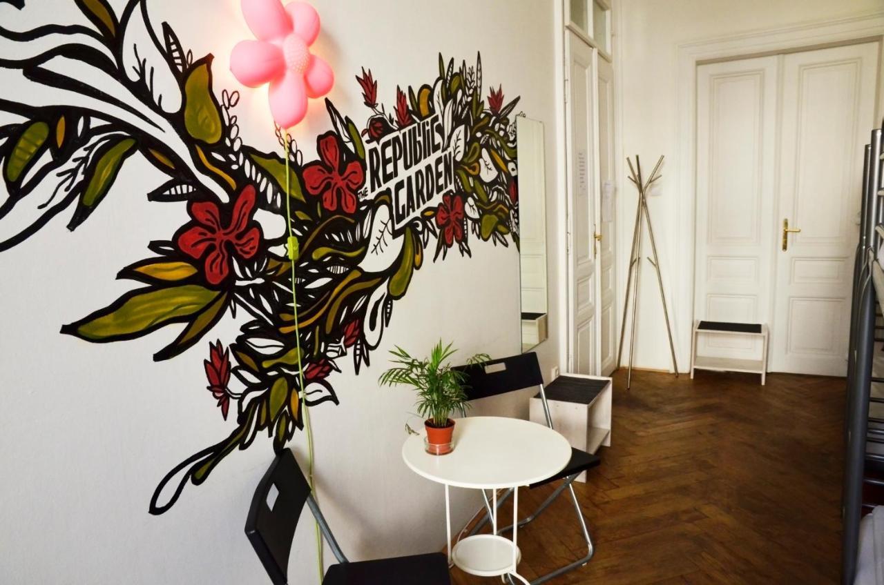 The Republic Garden Hostel Prague Exterior photo