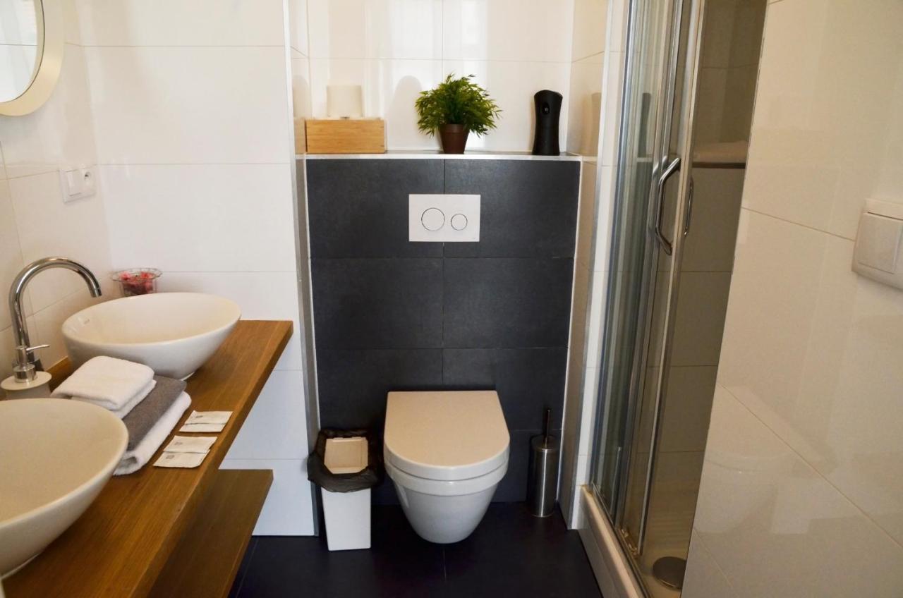 The Republic Garden Hostel Prague Exterior photo