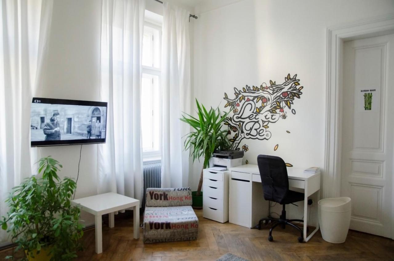 The Republic Garden Hostel Prague Exterior photo